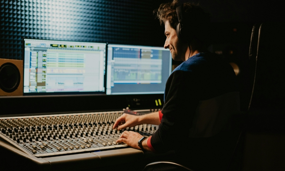 Sound mixing console with faders